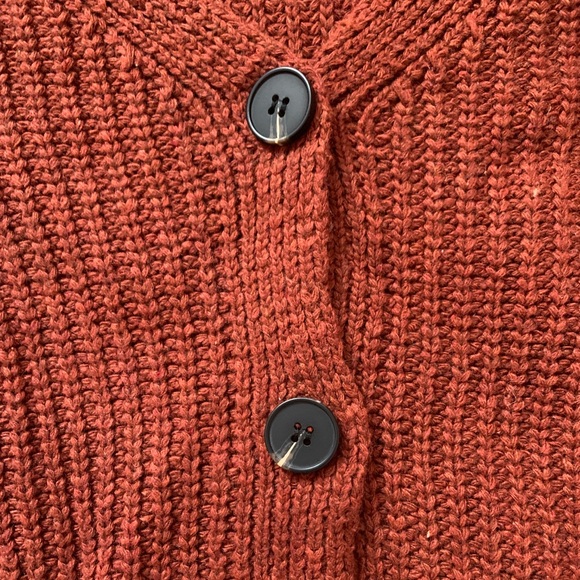Wavy Hemmed Cropped Sweater with Buttons - Picture 2 of 5